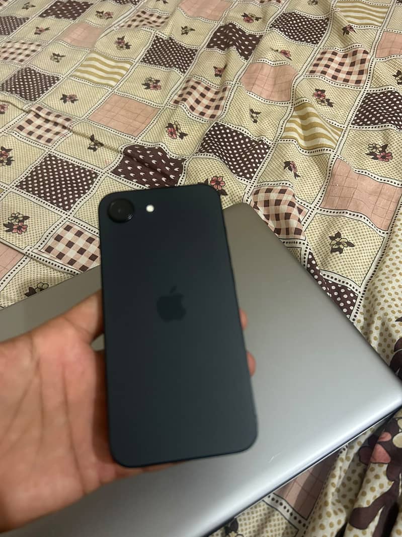 Apple iPhone 16e 3
