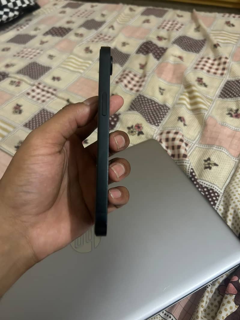 Apple iPhone 16e 4