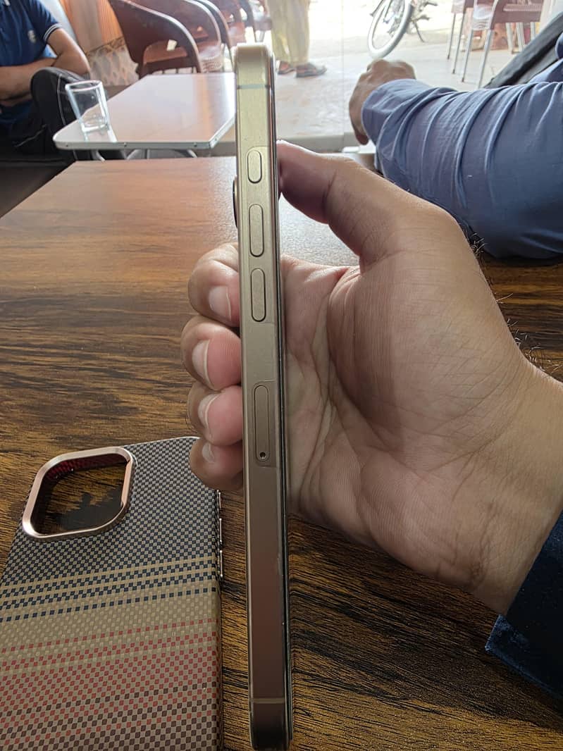 Apple iPhone 16 Pro Max 2