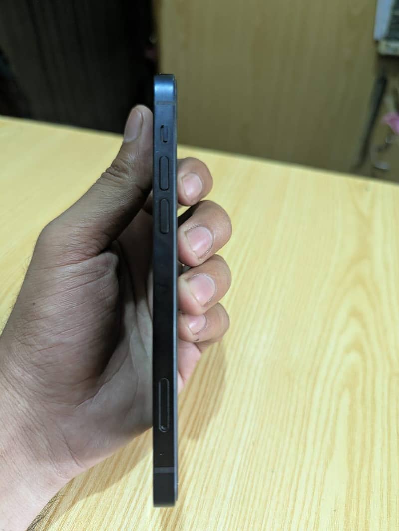 Apple iPhone 12 4