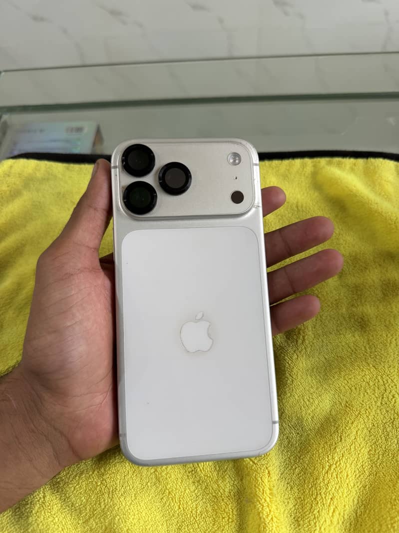 Apple iPhone 17 Pro Max 3