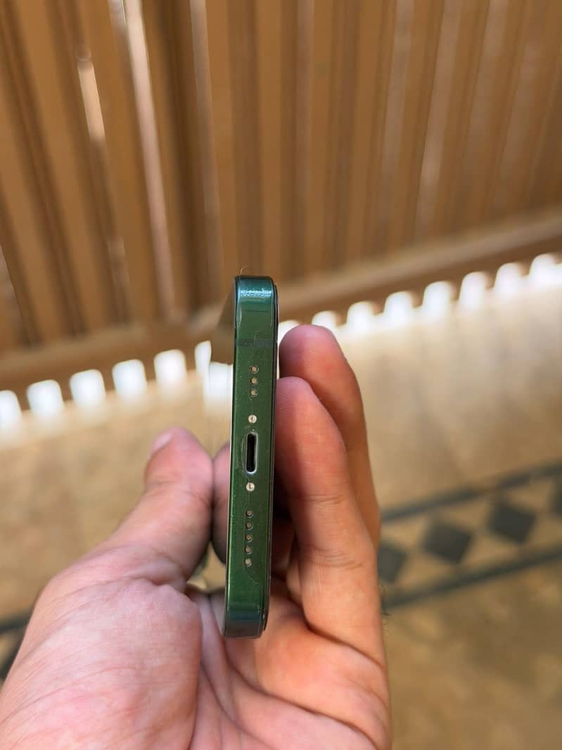 Apple iPhone 13 2