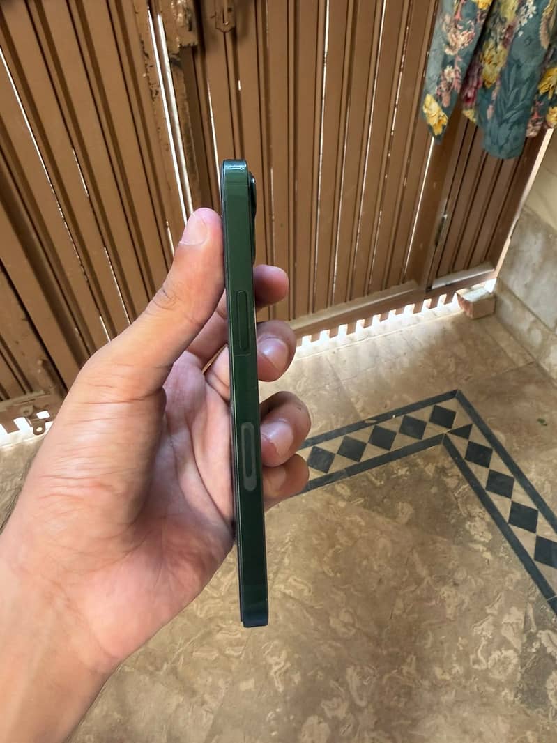 Apple iPhone 13 5