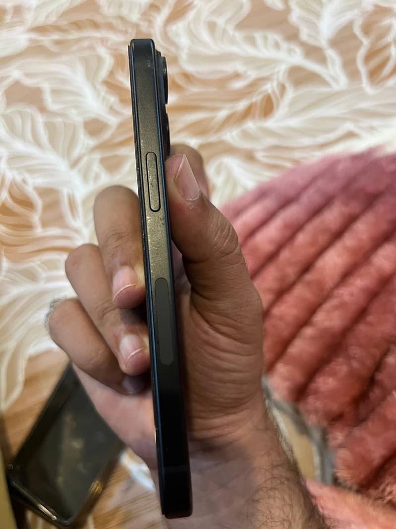Apple iPhone 15 4