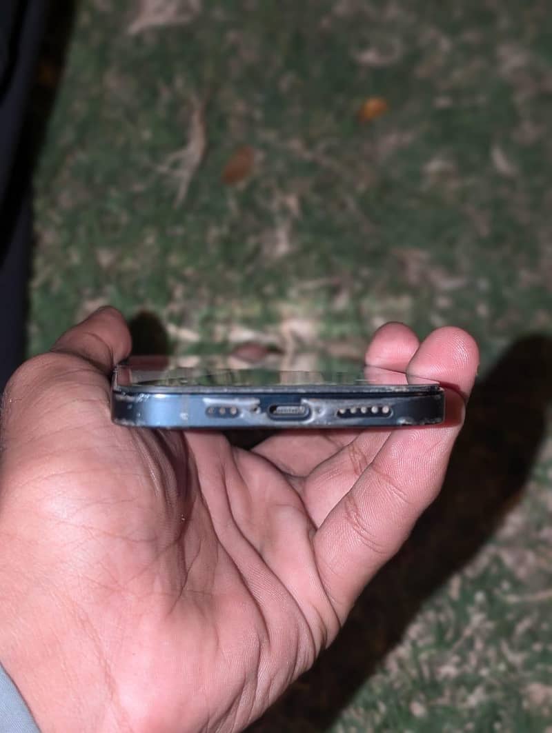 Apple iPhone 12 4