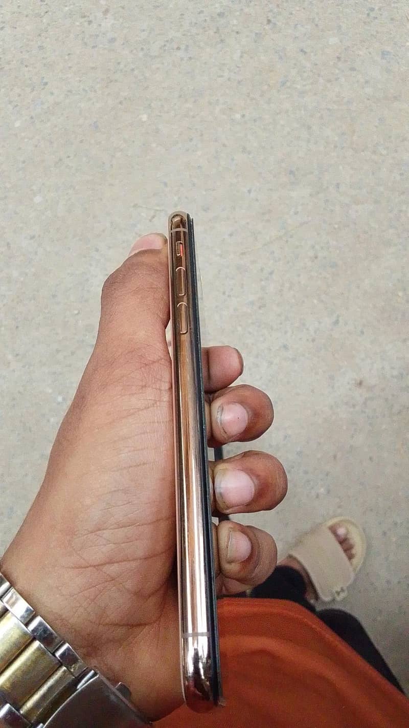Apple iPhone XS 4