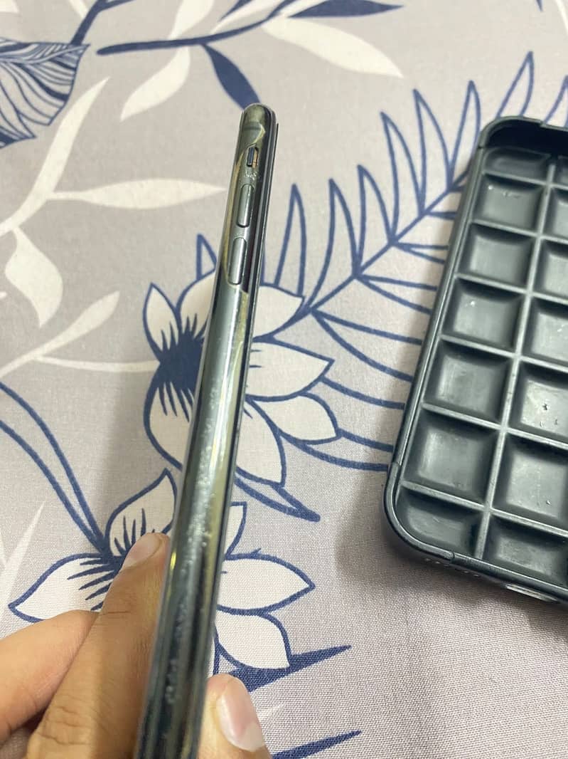 Apple iPhone X 3