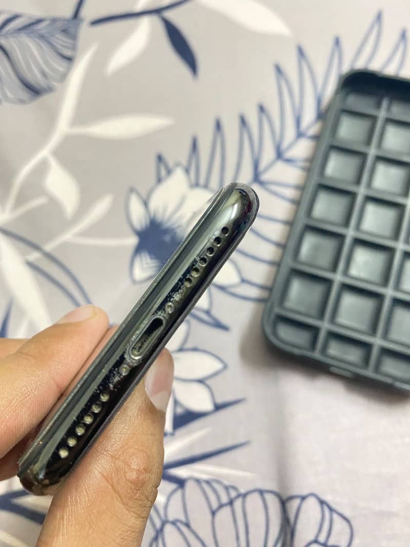 Apple iPhone X 4