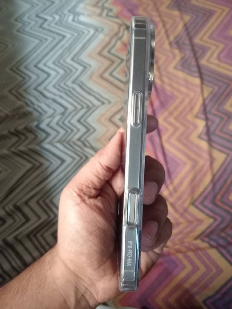 Apple iPhone 16 Pro Max 4