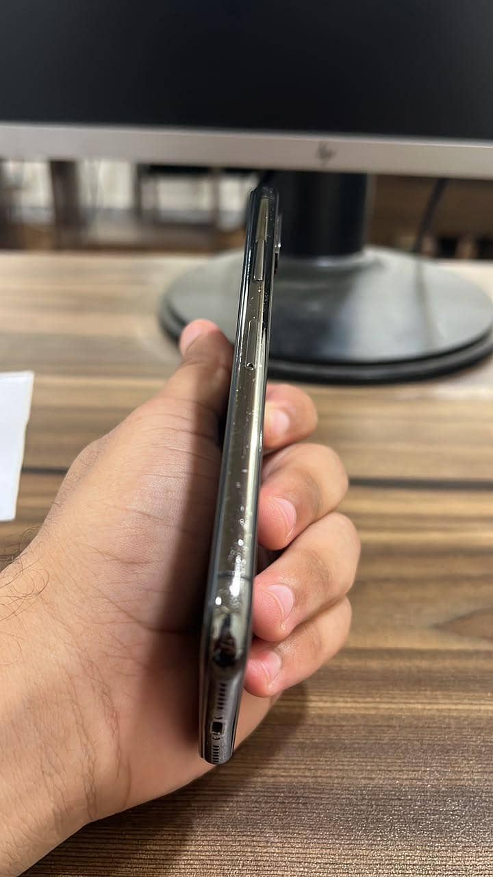 Apple iPhone X 4