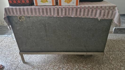 Iron Trunk peti with stand
