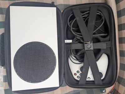Xbox series S 512gb with controller,travel case, cables,