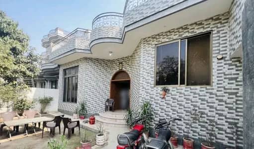 PRIME LOCATION ONE KANAL SINGLE STOREY HOUSE FACING PARK IS AVAILABLE FOR SALE. GOOD LOOKING AND BEST LOCATION.