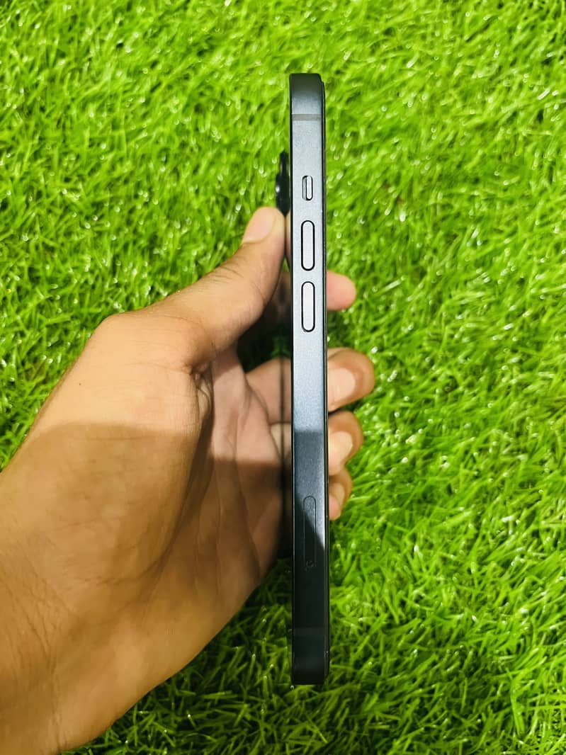 Apple iPhone 13 5