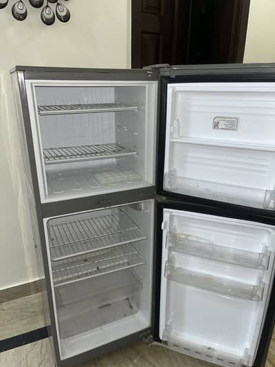 Pel fridge used only 2 years porpoer working