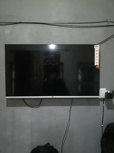 BEST SMART LED FOR SALE VERY GOOD CONDITION