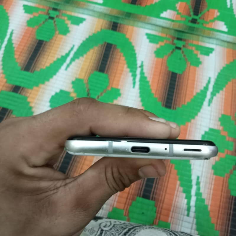 Sharp Aquos R3 1