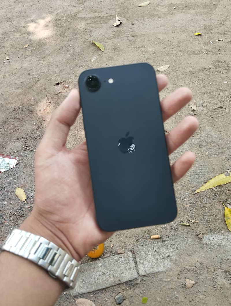 iPhone 16e 3