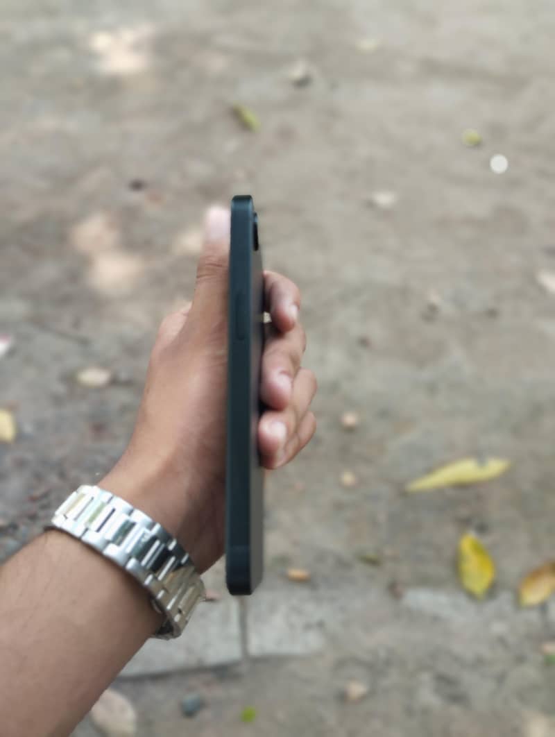 iPhone 16e 4
