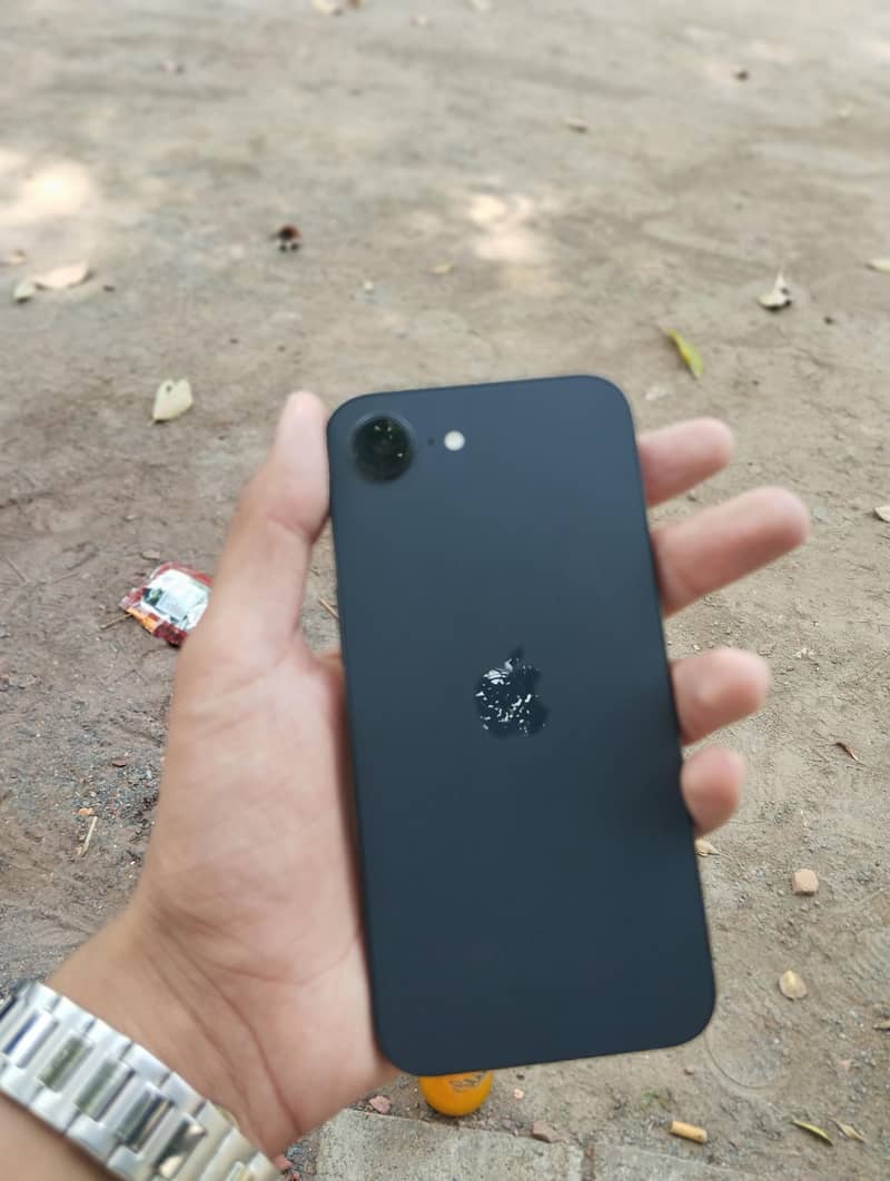iPhone 16e 5