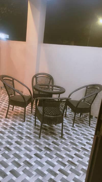 4 chairs outdoor furniture 1 table
