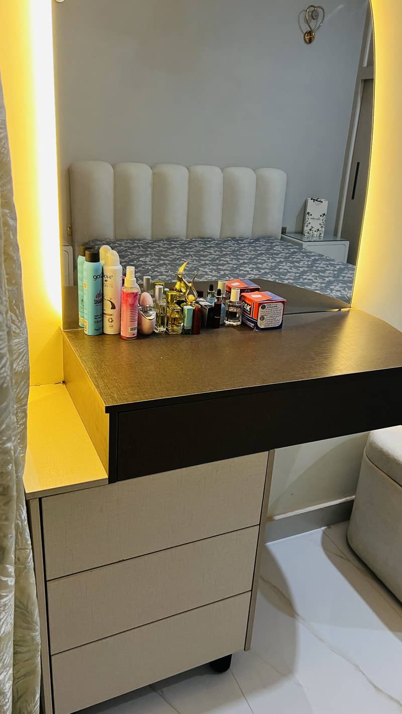 Dressing table - vanity with mirror 1
