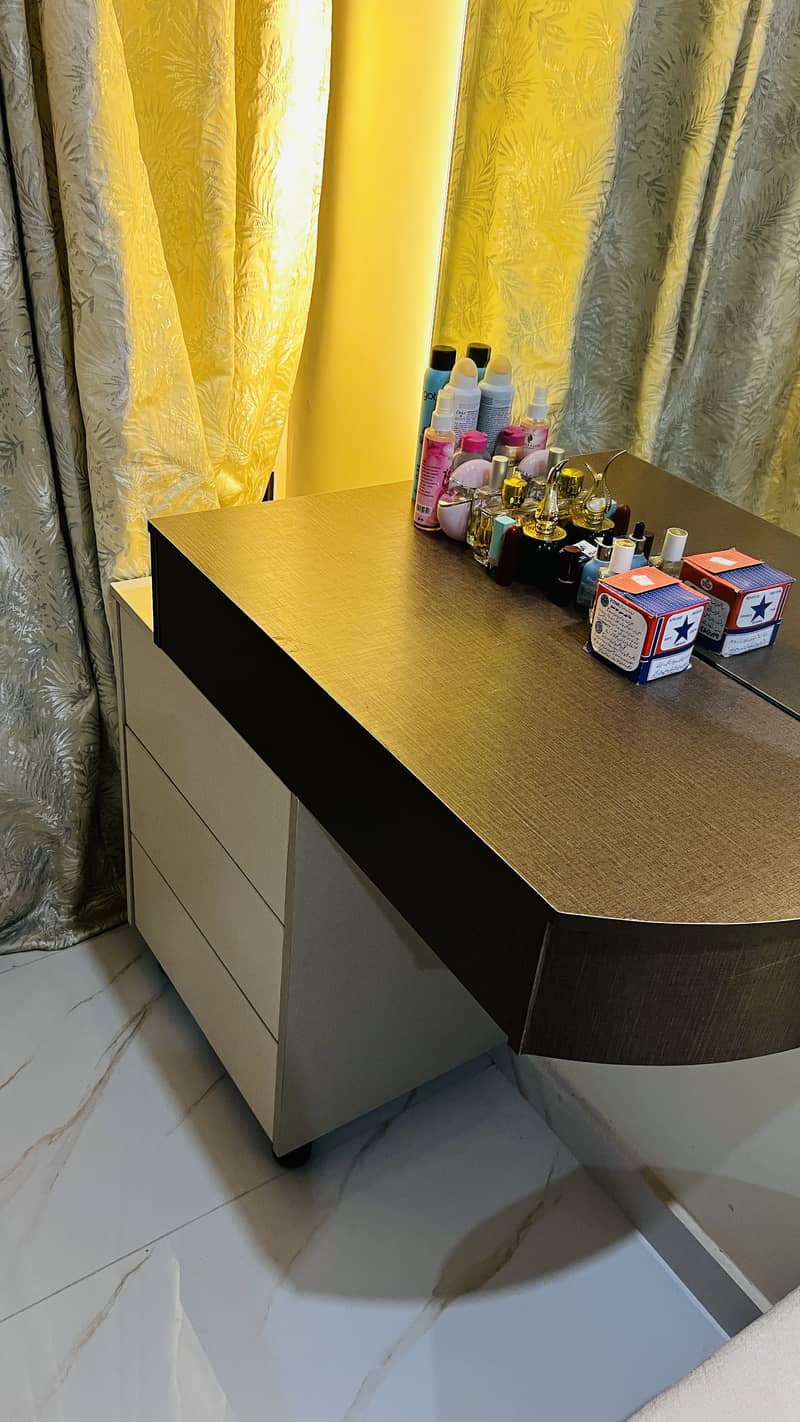 Dressing table - vanity with mirror 2