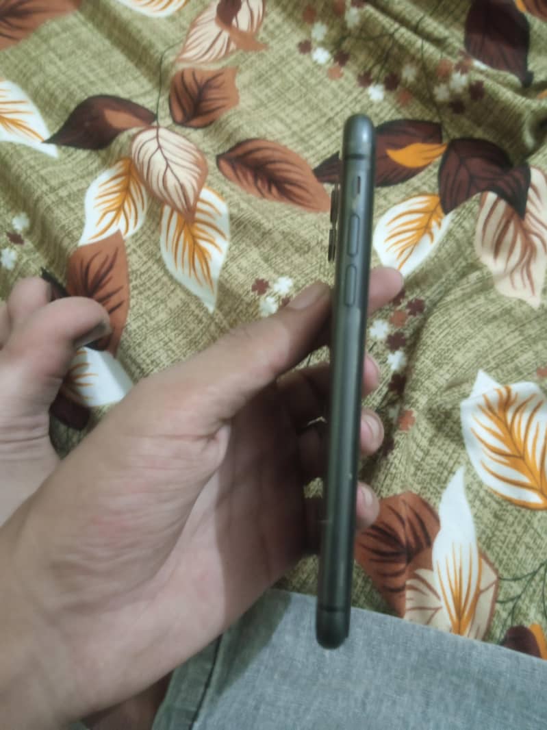 Apple iPhone 11 3