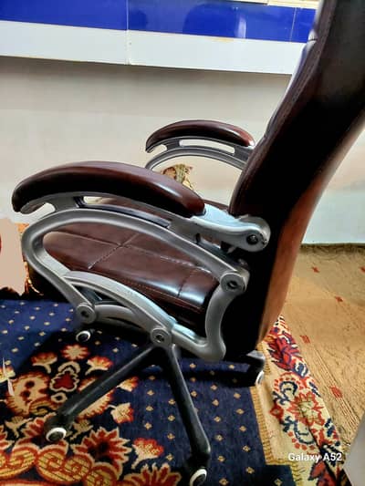 exactive chair urgent sale