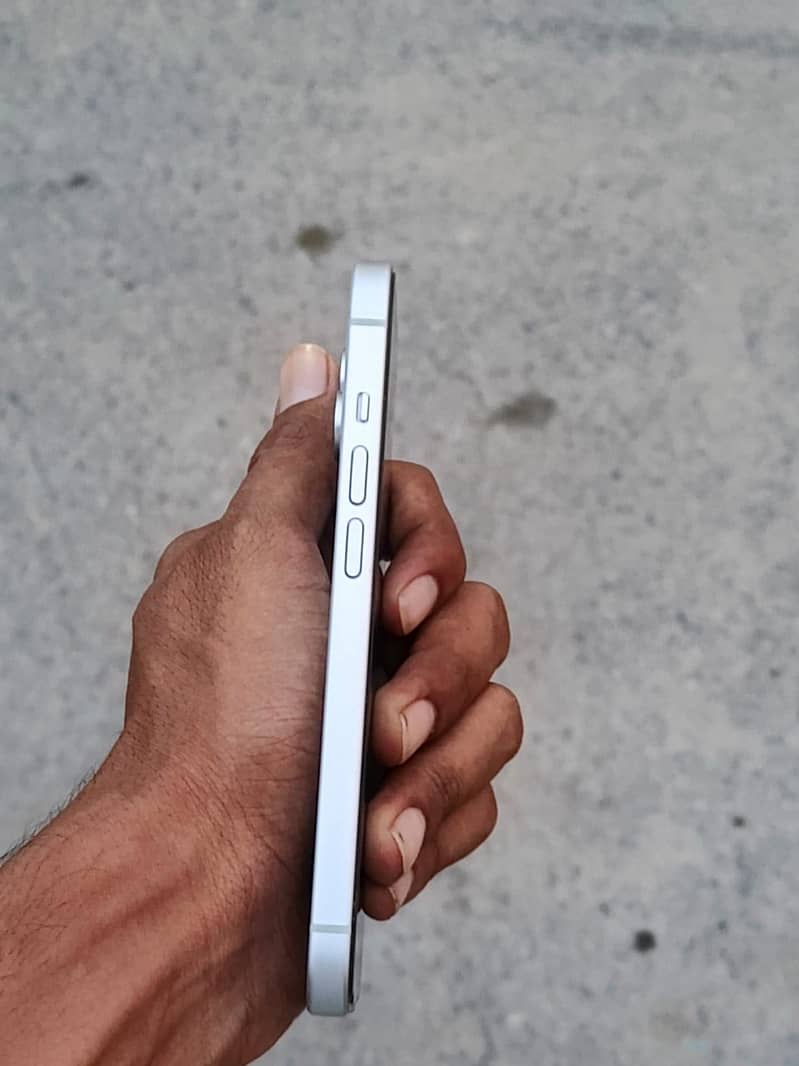 Apple iPhone 15 4