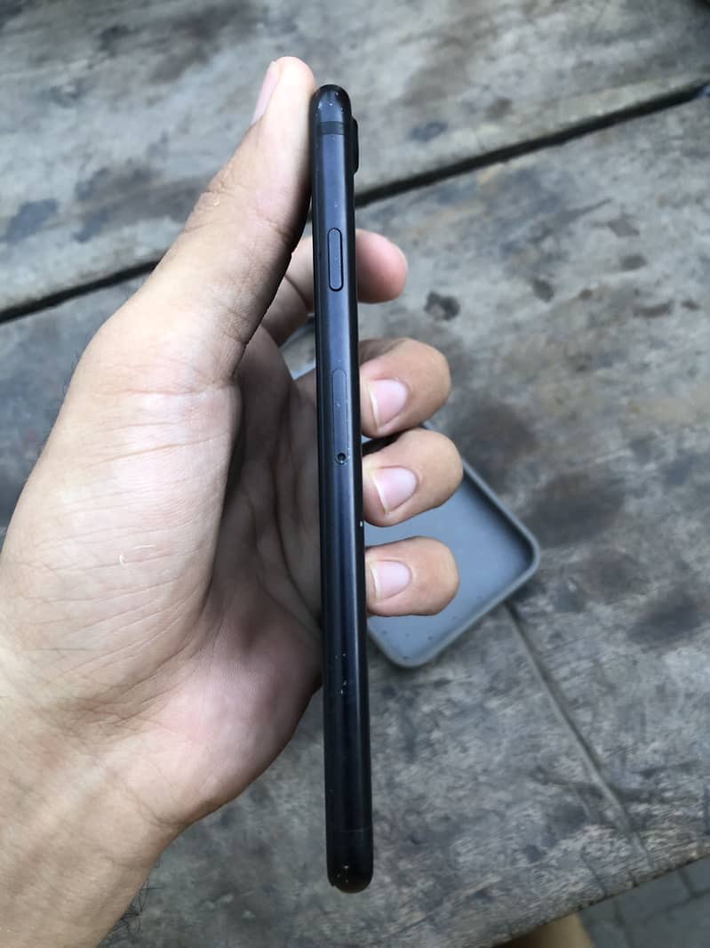 Apple iPhone 7 2