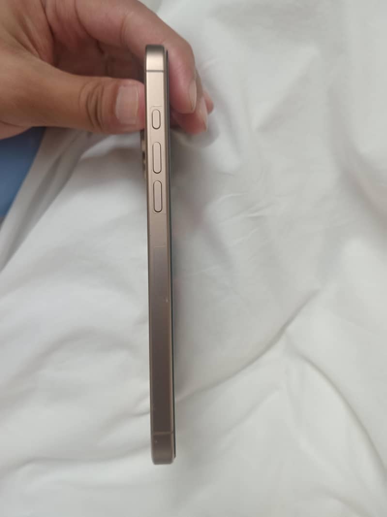 Apple iPhone 16 Pro Max 2