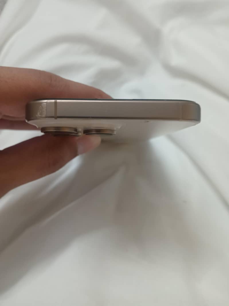 Apple iPhone 16 Pro Max 4