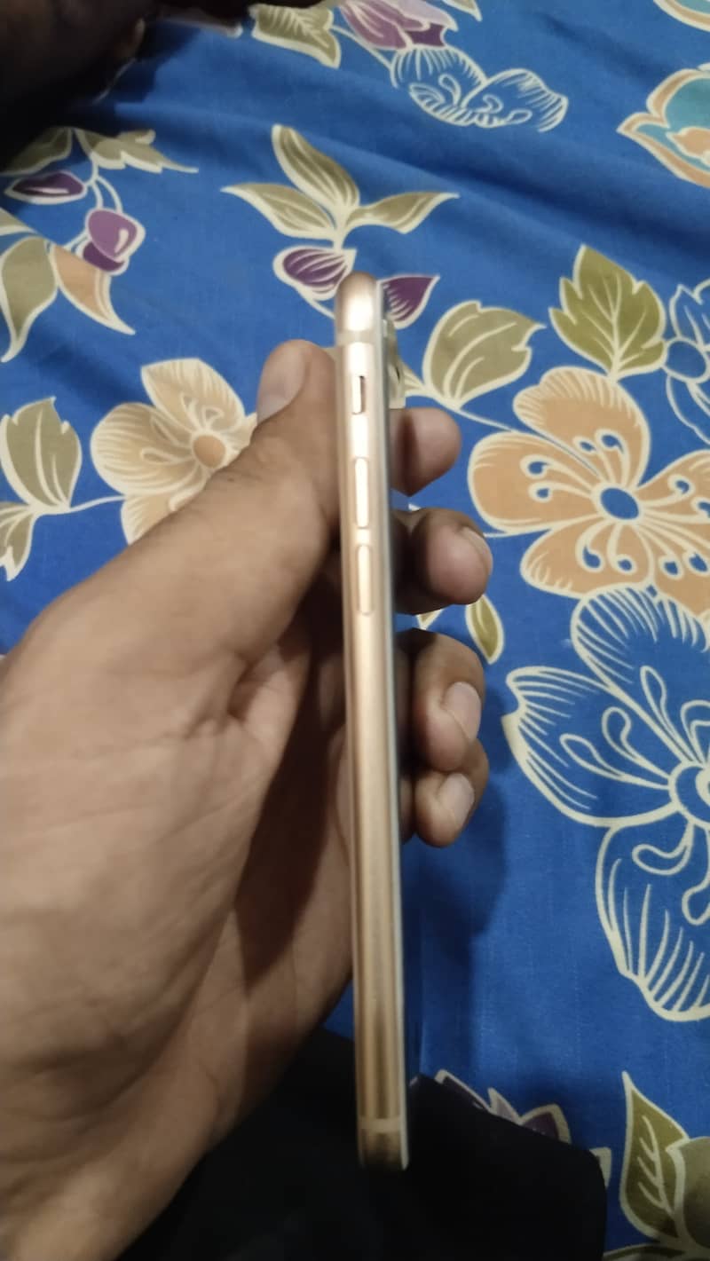 Apple iPhone 8 4