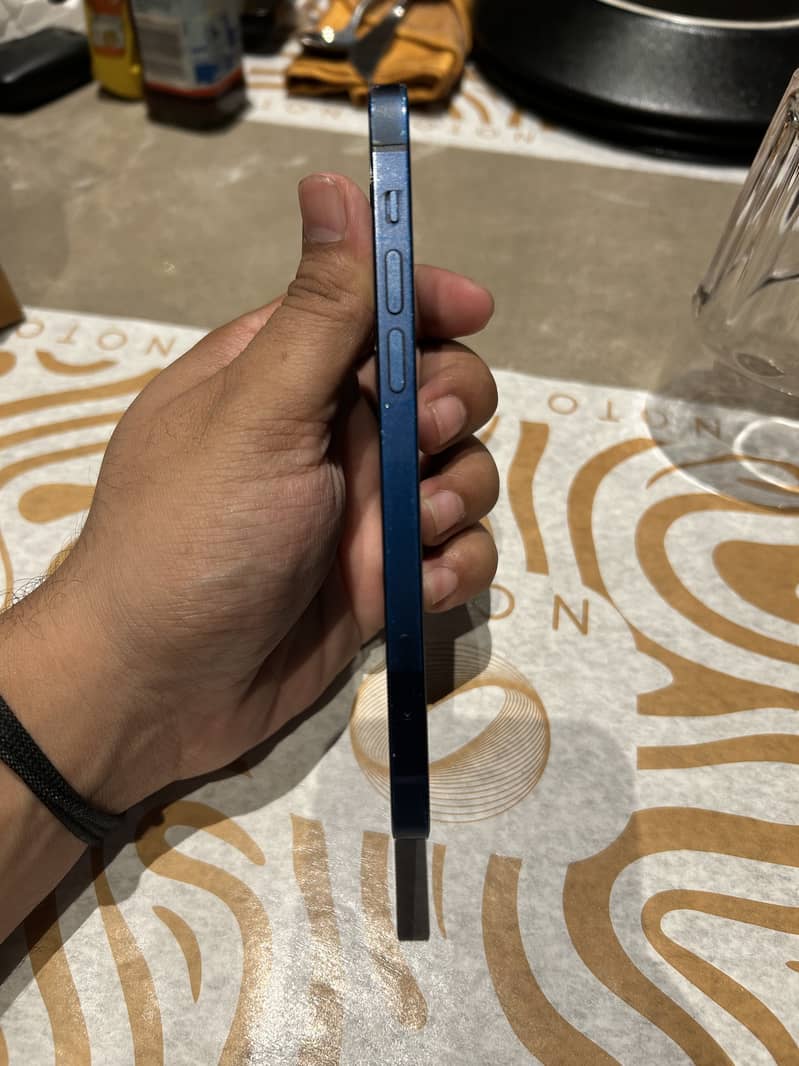 Apple iPhone 12 4