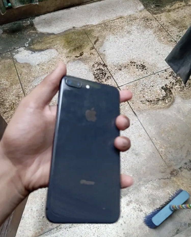 Apple iPhone 8 Plus 1