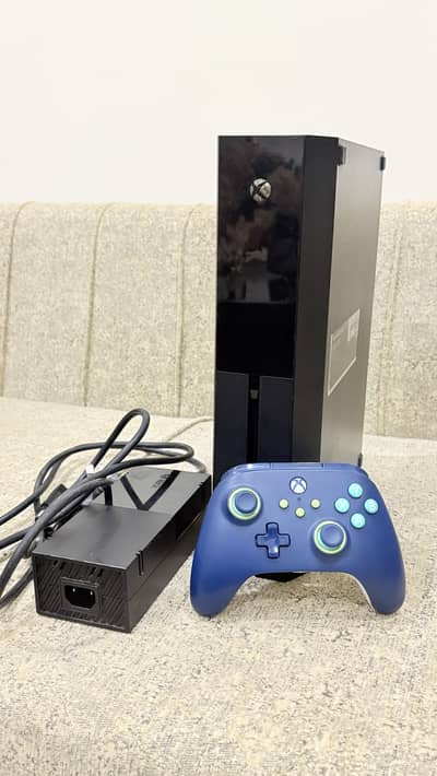 Xbox One in good condition | wired controller