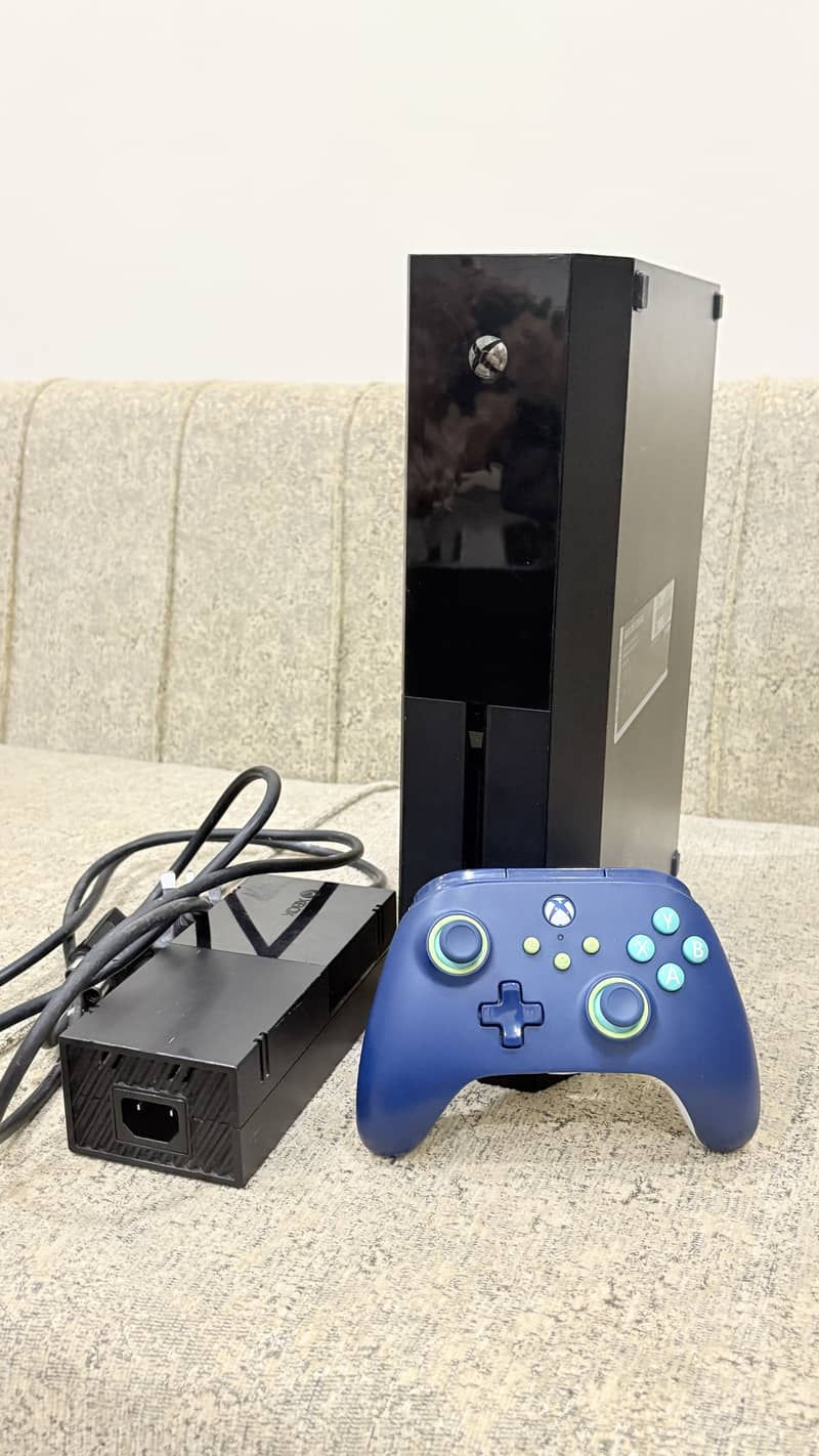 Xbox One in good condition | wired controller 0