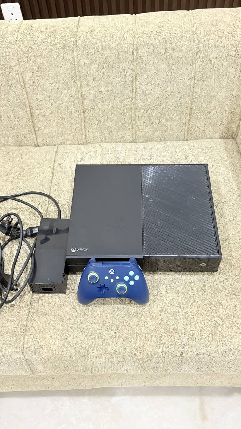 Xbox One in good condition | wired controller 1