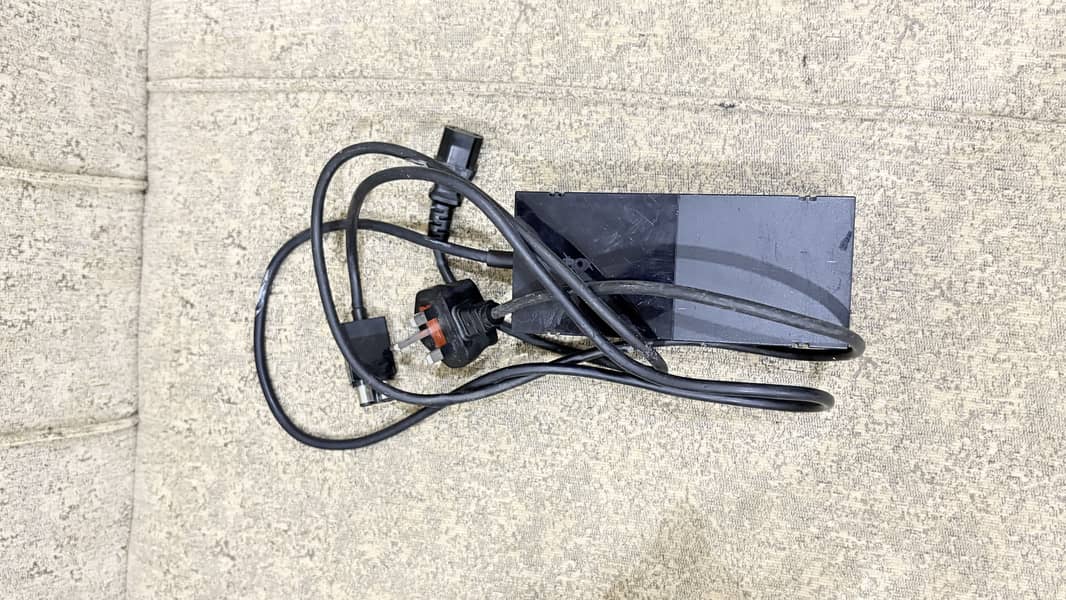 Xbox One in good condition | wired controller 2