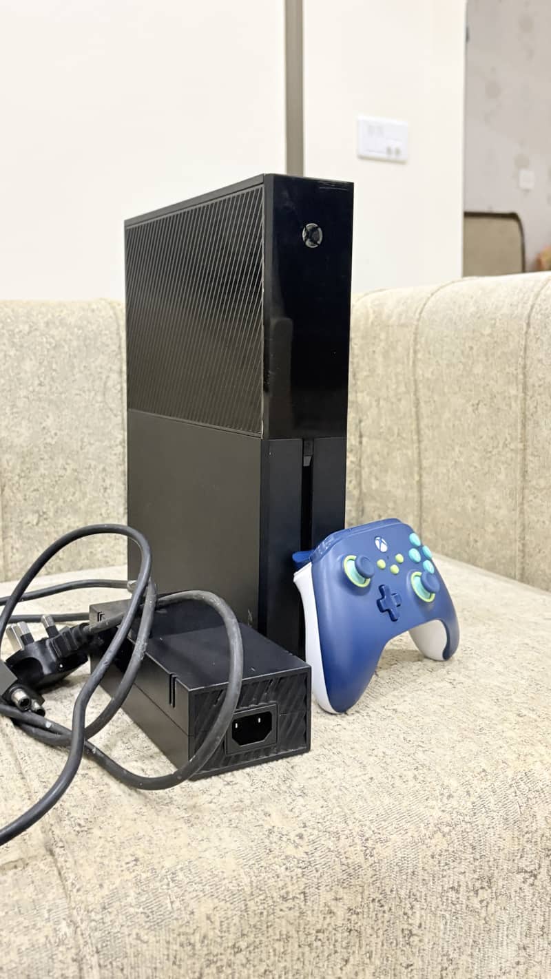 Xbox One in good condition | wired controller 3