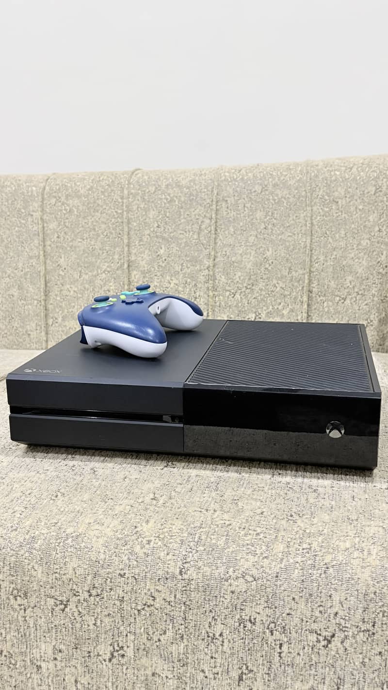 Xbox One in good condition | wired controller 4