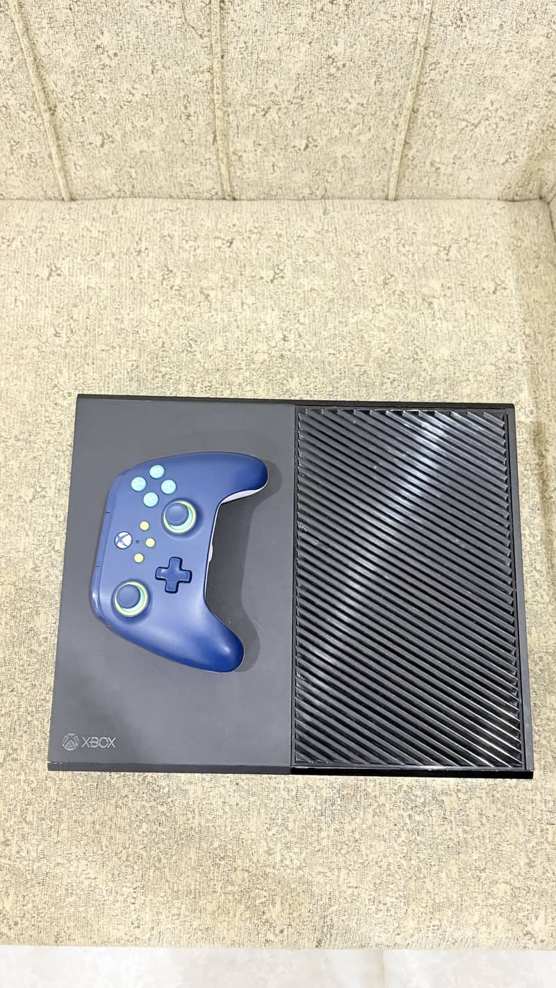 Xbox One in good condition | wired controller 5