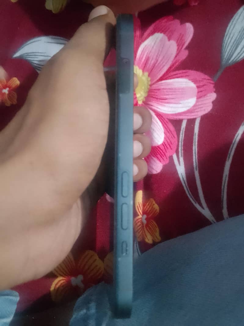 Apple iPhone 13 5