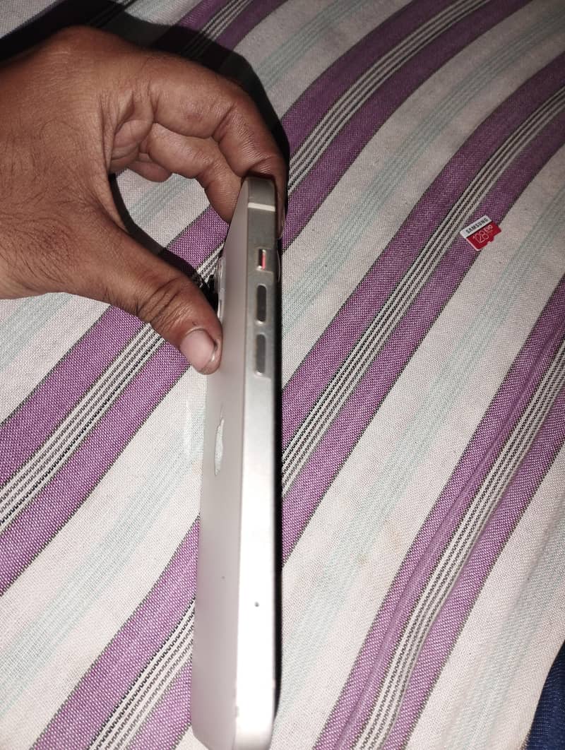 Apple iPhone 13 4