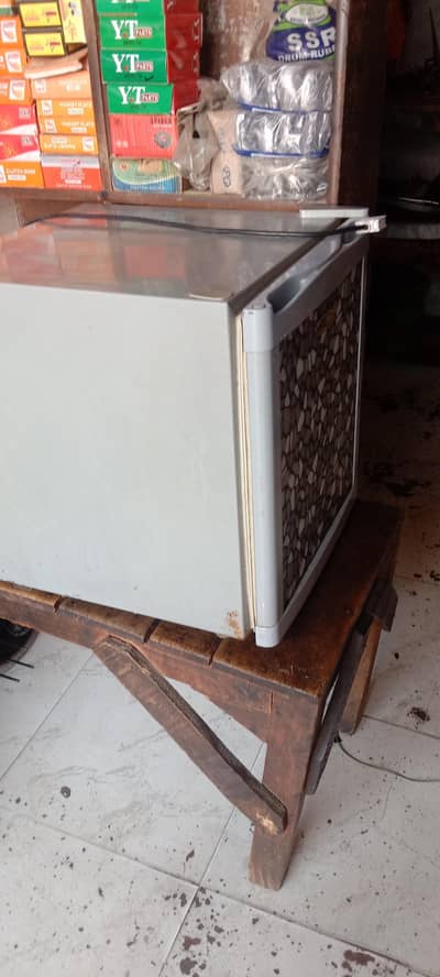 mini fridge/ refrigerator