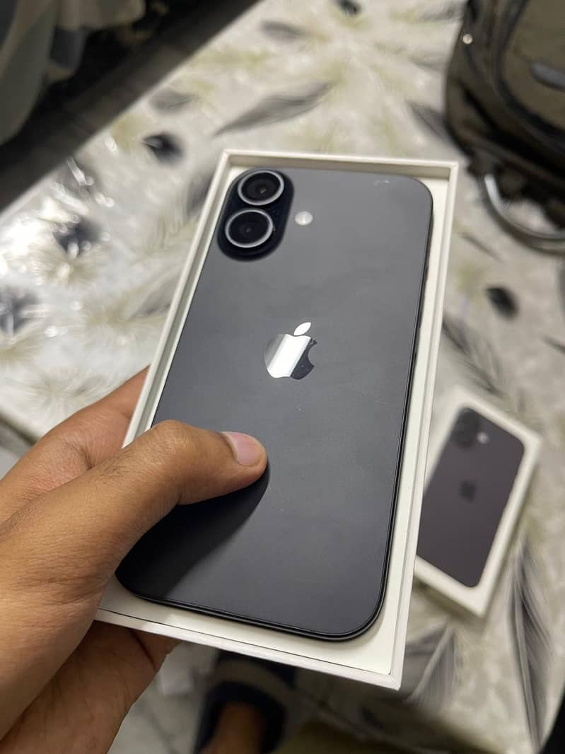 Apple iPhone 16 0