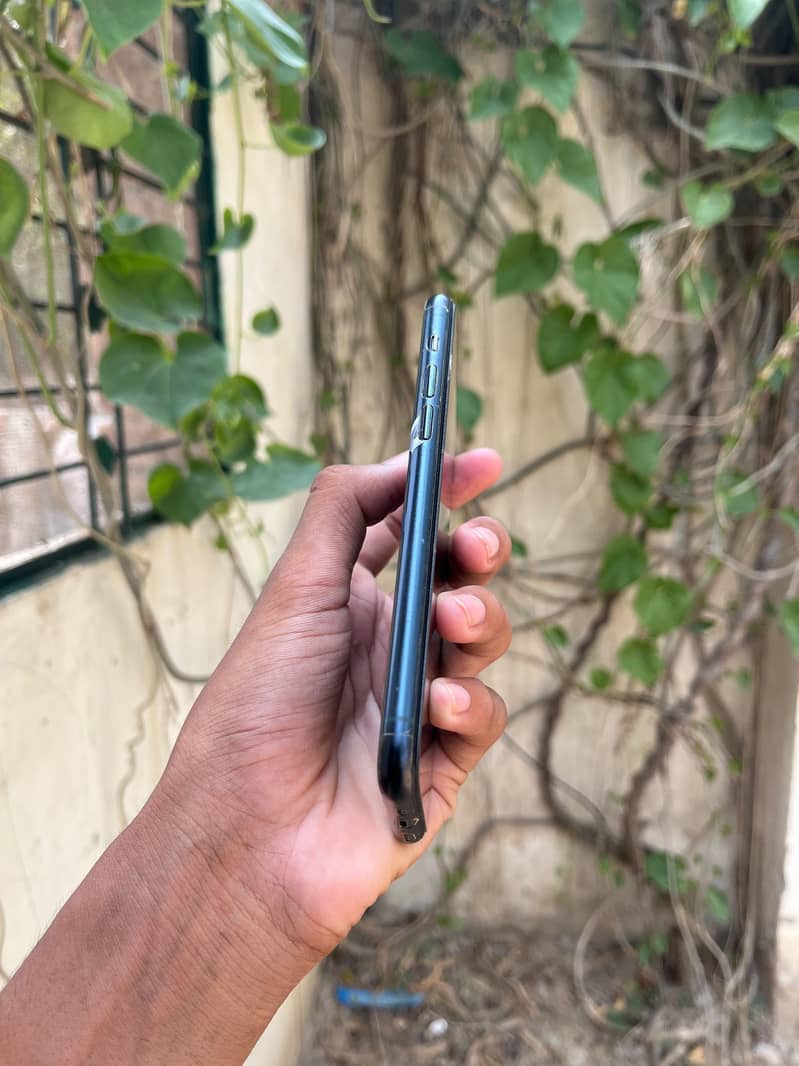 Apple iPhone 11 Pro 4