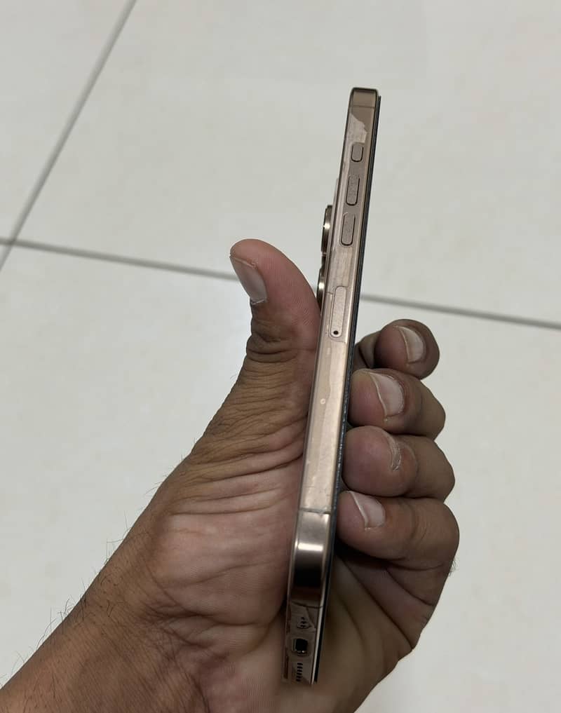 Apple iPhone 16 Pro Max 4
