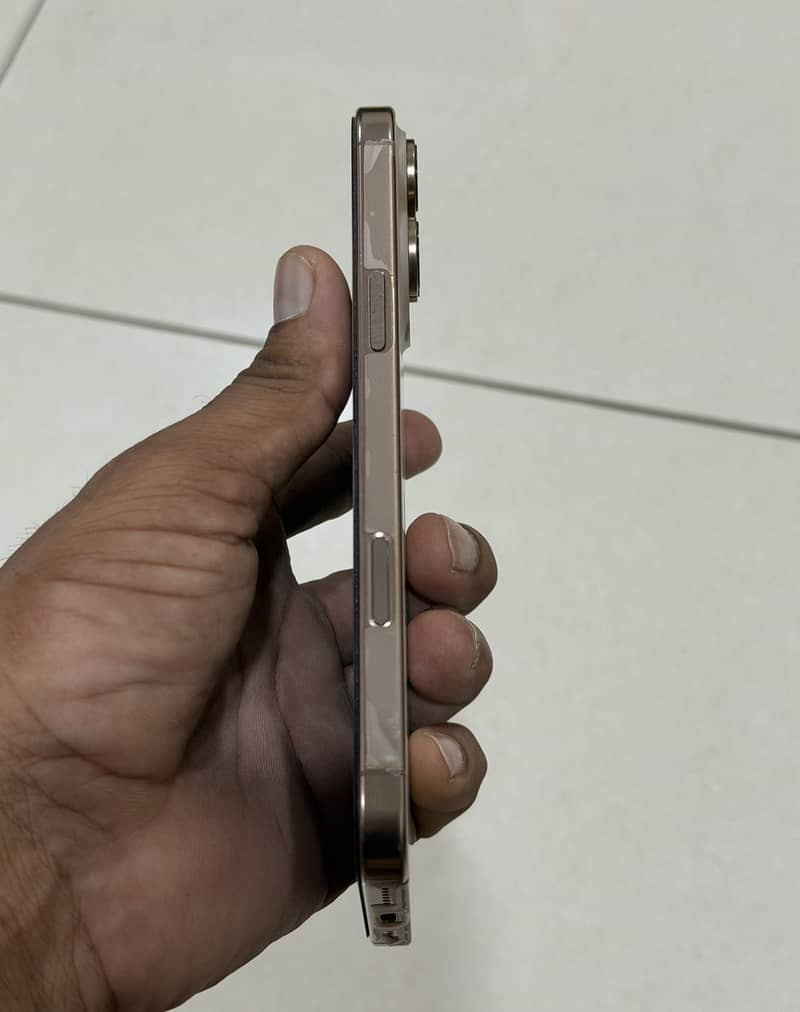 Apple iPhone 16 Pro Max 7